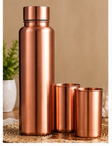 Ensemble cadeau de luxe en cuivre pur martelé à la main, comprenant une bouteille d'eau et 2 verres assortis, finition or rose brillant - Product Image 3