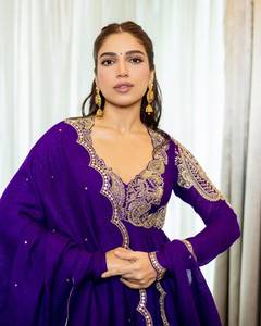 ชุดเดรส Anarkali ผ้าไหมชีนอนสีม่วง SHVF 218 พร้อมผ้าคลุมไหล่ปักลาย ยาวคลุมเท้า ทรงหลวม แห้งเร็ว สำหรับผู้หญิง ใส่ได้ทุกฤดู - Product Image 3