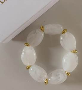 Pulsera de Resina de Lujo con Artesanía Contemporánea Única, Accesorio de Moda para Mujer, Estilo para Eventos Especiales - Product Image 2