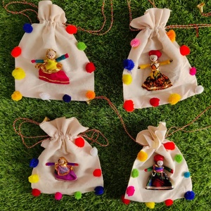 Bolsas Potli Indias Tradicionales Hechas a Mano, Bolsas Rajastaníes con Pompones Multicolores, Bolsas Versátiles - Product Image 1