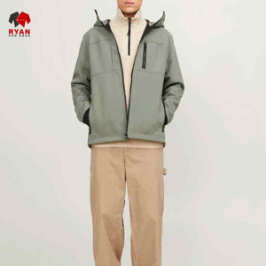 แจ็คเก็ตซอฟต์เชลล์ดีไซน์พิเศษสำหรับผู้ชายจาก Ryan Pro Gear เนื้อผ้านุ่มสบาย ปิดด้วยซิป พร้อมโลโก้แบบกำหนดเอง คอเสื้อมีฮู้ด - Product Image 2