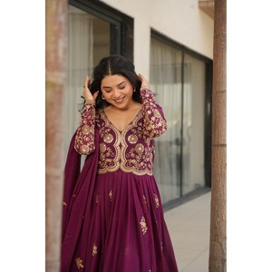 Magnifique robe de soirée rouge modeste avec des paillettes et des broderies en zari, robe de soirée à paillettes - Product Image 6
