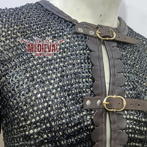 Camisa de armadura de malla de acero dulce negra medieval hecha a mano, de media manga, con remaches planos y ribete de cuero para recreación histórica - Product Image 5