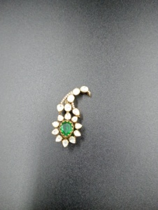 Broche Classique Fleur Paon Amaira Jewels en Argent 925, Cristal Taille Émeraude de Luxe, Sertissage Pavé Central, Bijou Unisexe, Cadeau de Fête - Product Image 2