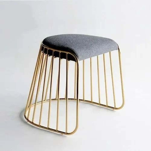 Banco Tapizado Moderno con Estructura Metálica Dorada, Otomana de Lujo en Terciopelo para Dormitorio, Sala de Estar, Entrada o Tocador - Product Image 1