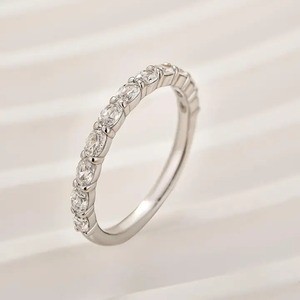 Bague de mariage classique Maxine en argent 925 et moissanite, coupe ovale, demi-éternité, plaquée or blanc, pour femme - Product Image 4