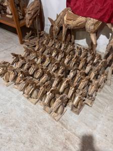 Escultura de Perro Tallada a Mano en Madera Maciza, Arte y Coleccionable, Decoración para el Hogar - Product Image 5