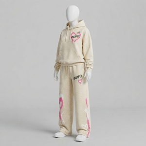 Conjunto Deportivo de Dos Piezas para Mujer, Sudadera con Capucha y Estampado de Corazón en Crema, Pantalones Anchos con Estampado Rosa, Ropa Urbana - Product Image 1