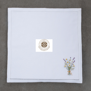 Lino natural con bordado de manzanilla, suave pero duradero, con delicados estampados que aportan una belleza tranquila a mesas y reuniones. - Product Image 2