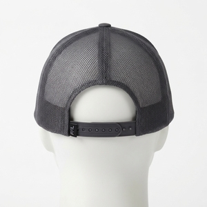 Gorra Trucker Gris para Hombre con Visera Borgoña, Logotipo Bordado en Blanco, Malla Trasera y Cierre a Presión - Product Image 4