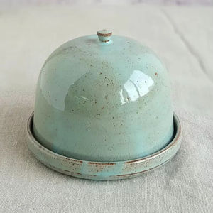 Mantequillera Artesanal en Forma de Cúpula con Tapa Esmaltada Moteada, Plato Compacto para Servir, Elegante Almacenamiento de Mantequilla para Cocinas Modernas - Product Image 1