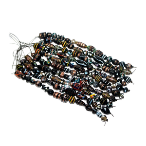 Cuentas Sueltas de Vidrio Lampwork en Combinación de Color Negro |   Proyectos de Manualidades y Creación de Joyería Hechos a Mano con Múltiples Formas |   Cadena de 8 pulgadas - Product Image 1