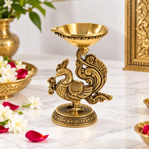 Lámpara de aceite Diya de latón antiguo con forma de pavo real, soporte decorativo con acabado dorado, candelabro de pavo real, decoración tradicional india para el hogar, mesa de Pooja - Product Image 2