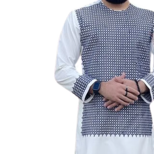 Modernos vestidos afganos para hombre en color gris pizarra con detalles de bordado en contraste color carbón en la solapa frontal y los puños de las mangas. - Product Image 4