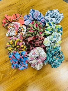 Vente en gros de chouchous en tissu faits main en coton extensible, accessoires capillaires doux à motifs floraux, attaches-queue de cheval et élastiques à cheveux pour femme - Product Image 4