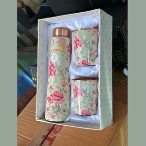 ชุดขวดน้ำทองแดงรักษ์โลกแบบใหม่ พร้อมแก้ว 2 ใบ ลายดอกไม้ งานแฮนด์เมดแบบดั้งเดิม ชุดของขวัญภาชนะใส่เครื่องดื่ม - Product Image 1