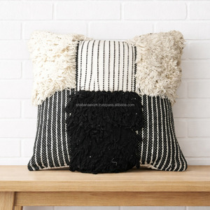 Funda de Cojín Bohemia de Algodón con Rayas Negras, Textura Acolchada y Cierre Seguro para Decoración de Sofás y Camas - Product Image 3