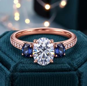 Anillo de Moissanita de Corte Ovalado de Lujo con Zafiro Azul en Plata de Ley Chapada en Oro para Compromiso y Boda - Product Image 4