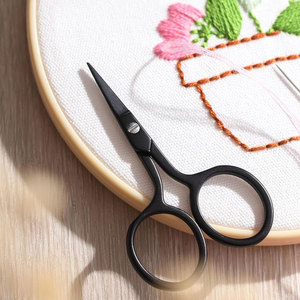 Ciseaux à broder noirs forgés, petits, de précision, à pointe fine, pour la couture, le fil, le fil à croiser et les travaux manuels - Product Image 1