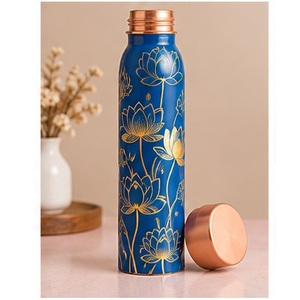 Bouteille d'eau en cuivre doré au cobalt avec motif floral de lotus, gourde de voyage portable, corps bleu, couvercle en cuivre - Product Image 1