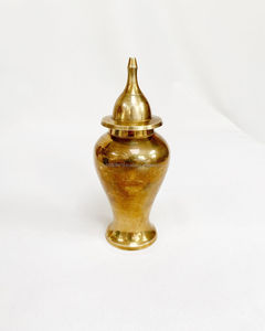 Urnes de souvenir en laiton fabriquées à la main pour les cendres avec des motifs floraux parfaits pour les hommages de mémoire de famille éternelle - Product Image 2