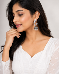 Boucles d'oreilles Jhumka en laiton oxydé argenté avec zircon en forme de feuille pour femmes, vente en gros |   Boucles d'oreilles ethniques indiennes bohèmes pour soirée - Product Image 3