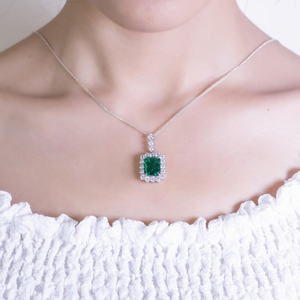 Collar con Colgante Clásico de Diamante Cultivado en Laboratorio con Corte Esmeralda en Oro de 18K para Mujer, con Halo de Diamantes, Certificado IGI, Estilo de Lujo - Product Image 1