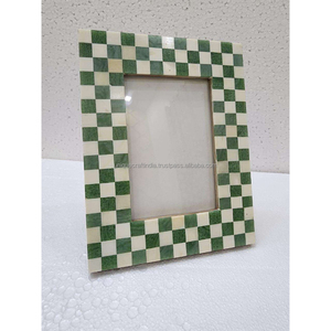 Marco de Fotos de Madera Hecho a Mano con Incrustaciones de Resina Verde a Cuadros, Ecológico y Duradero |   Decoración Artesanal Clásica para Mesa |   Últimos Modelos de Marcos - Product Image 1