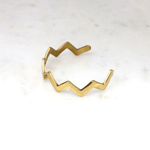 กำไลข้อมือทองเหลืองลายซิกแซก สลักคำว่า JOY กำไลแบบเรียบง่าย ดีไซน์เรขาคณิต ของขวัญสร้างแรงบันดาลใจสำหรับผู้หญิง - Product Image 1