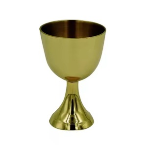 Gobelet à vin vintage en laiton, calice gravé artistiquement, coupe à boire en métal, finition antique, décoration de table - Product Image 1