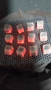 Disfrute de carbón vegetal de cáscara de coco de primera calidad a excelentes precios, perfecto para realzar el sabor de su hookah o shisha. - Product Image 2