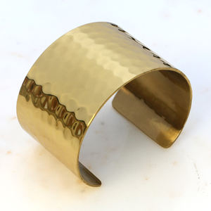 Bracelet manchette en laiton doré martelé - Jonc large et imposant - Bracelet de poignet ajustable style bohème - Bijou artisanal minimaliste - Product Image 4