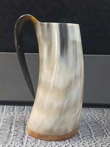 Vaso de Cuerno Vikingo Valhalla Juego de Tronos Casa Stark con Lobo Tallado, Forma Natural, Hecho a Mano, para Cerveza y Vino - Product Image 1