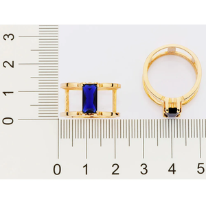 Bague de fiançailles moderne en or 10K avec saphir taille émeraude et serti à griffes pour femme, pierre de naissance de septembre - Product Image 3