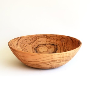 Tazón de Madera de Olivo Ecológico Olive Aura, Tazón para Servir Rústico y con Grano Dorado NatureCraft, Tazón de Madera Olive Aura de 1 kg con Grano Rústico - Product Image 1