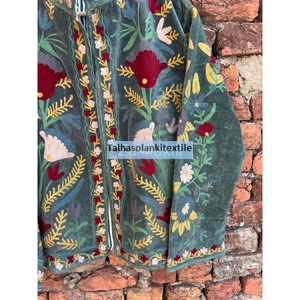 Veste en velours brodée de fleurs pour femme, col mandarin, style bohème chic, manteau d'automne fait main avec manches longues, longueur normale - Product Image 4