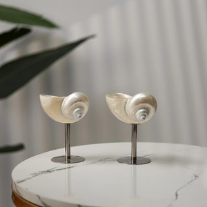 Verre à vin en coquillage marin et métal, design élégant, idéal pour les environnements hôteliers haut de gamme. - Product Image 3