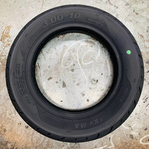 Neumático para Scooter sin Cámara KUMATIRE Vietnam K205, Tamaños 3.00-10 / 120/70-10 / 130/90-10, para Uso Urbano y de Reparto - Product Image 1