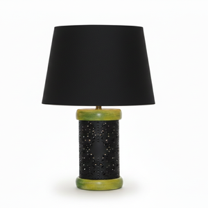 Lampe de table en métal avec corps cylindrique perforé décoratif et base verte, accompagnée d'un abat-jour en tissu noir pour la décoration intérieure - Product Image 1
