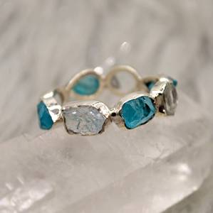 Anillo de Apatita Azul Cruda de Alta Calidad con Banda de Eternidad de Plata Esterlina, Joyería de Piedra de Nacimiento de Marzo, Regalo para Ella, Fiesta - Product Image 6