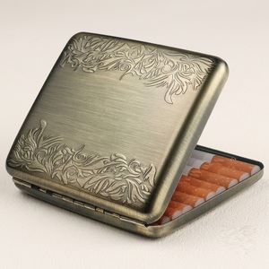 Estuche de cigarrillos metálico vintage al por mayor, con flor grabada, de latón antiguo, de bolsillo, con apertura abatible de doble cara, resistente a golpes - Product Image 1