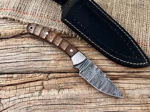 มีดสกินนิ่งเหล็กดามัสกัสตีขึ้นรูปด้วยมือ พร้อมปลอกมีด แบบกำหนดเอง OEM ด้ามจับไม้ปักก้า สำหรับล่าสัตว์และตั้งแคมป์ - Product Image 4