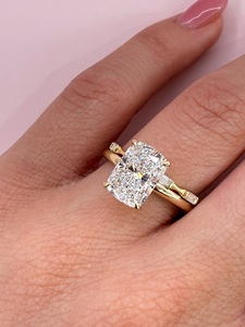 Ensemble de mariage avec bague de fiançailles en or 18 carats, diamant de laboratoire taille coussin de 2,50 carats, certifié IGI - Product Image 1