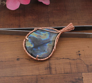 Pendentif en labradorite naturelle fait à la main, enroulé de fil, argent 925, feu bleu, plaqué platine, collier vintage unisexe, vente en gros - Product Image 2