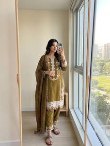 Ensemble de kurta pakistanais de créateur en faux georgette lourd avec broderie et travail de sequins, salwar kameez - Product Image 1