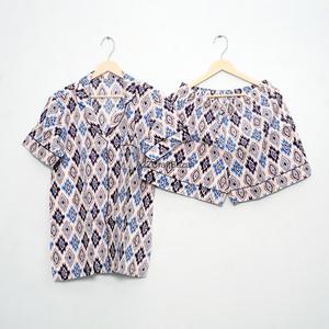 Nouvel ensemble de pyjama décontracté pour femme en coton tricoté de luxe, col en V, imprimé sur le devant, manches courtes, taille élastique avec cordon de serrage - Product Image 3