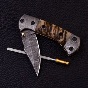 Cuchillo Plegable de Acero Damasco Nordic Forge con Hoja de Punta Clip y Funda Vertical de Cuerno de Carnero para Transporte en Bolsillo, EDC, Caza, OEM/ODM - Product Image 2