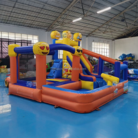 Structure gonflable combinée avec toboggan aquatique et piscine, château gonflable pour les fêtes d'enfants dans le jardin