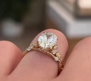 Bague de Mariage Solitaire Tishya Diamant Moissanite Rond 3,80 Carats en Argent Sterling Plaqué Platine Certifiée IGI Sertie à Griffes - Product Image 4