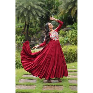 Vestido hecho a mano con corte en A, especial para Navaratri, con trabajo Kutchi Gamthi y cintura imperio. - Product Image 2